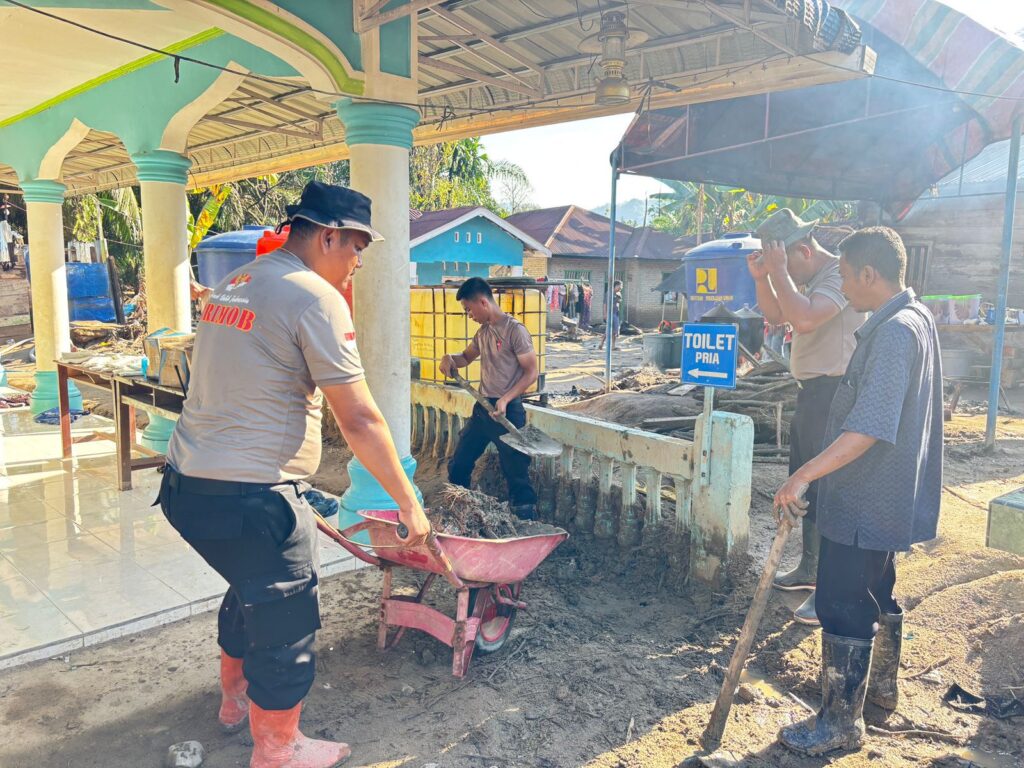 MERAKIT HARAPAN: Sejumlah personel Brimob Polda Sumut bersama warga bergotong royong membersihkan puing reruntuhan di salah satu gereja wilayah Tapanuli Tengah, Selasa (23/12) (DOK.POLDA SUMUT)