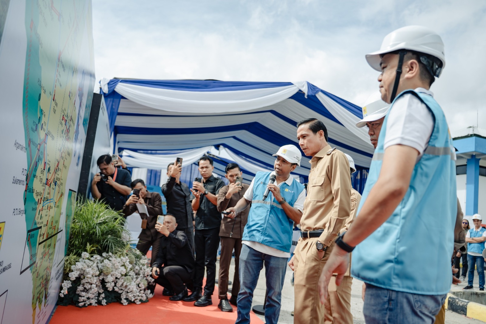 Bupati Kaur bersama manajemen PLN melakukan prosesi peresmian pengoperasian SUTT 150 kV Manna – Bintuhan dan Gardu Induk 150 kV Bintuhan sebagai upaya memperkuat keandalan pasokan listrik di Kabupaten Kaur.