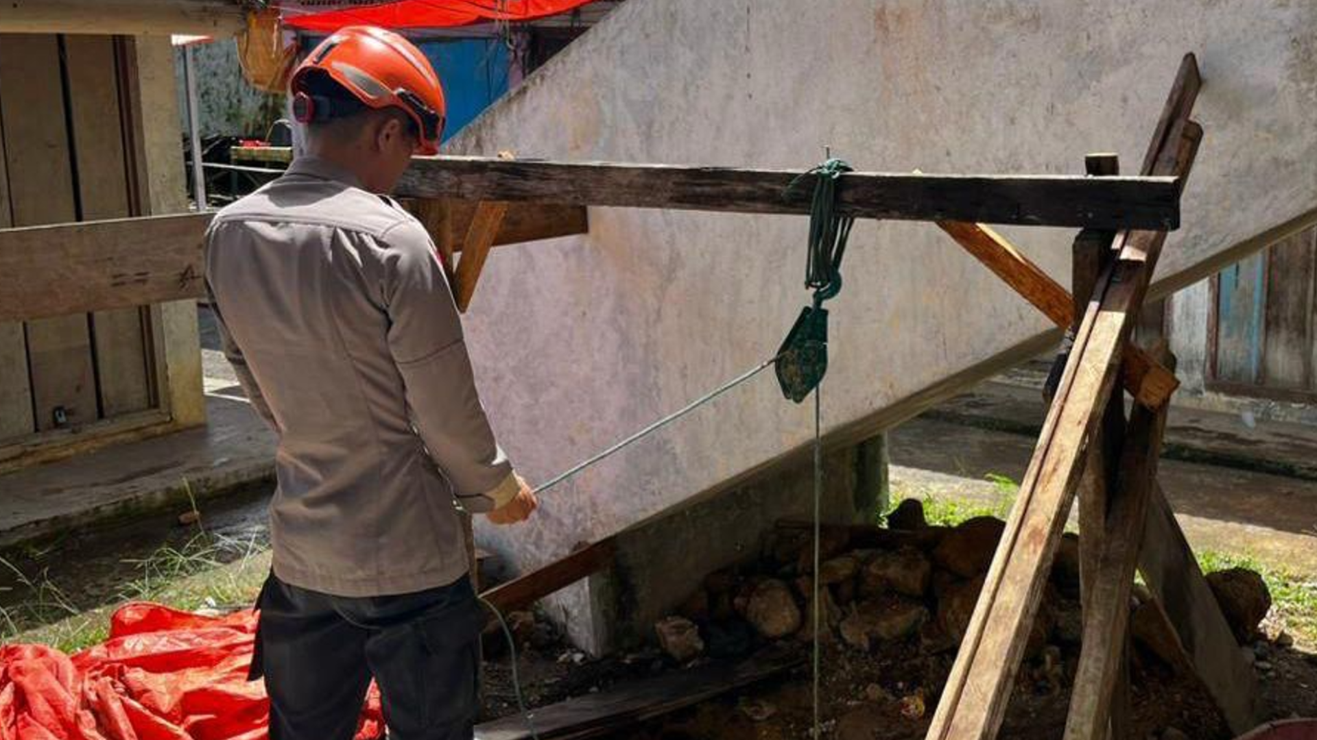 Kepolisian Daerah Sumatra Barat (Polda Sumbar) membangun sejumlah sumur untuk sumber air bersih.