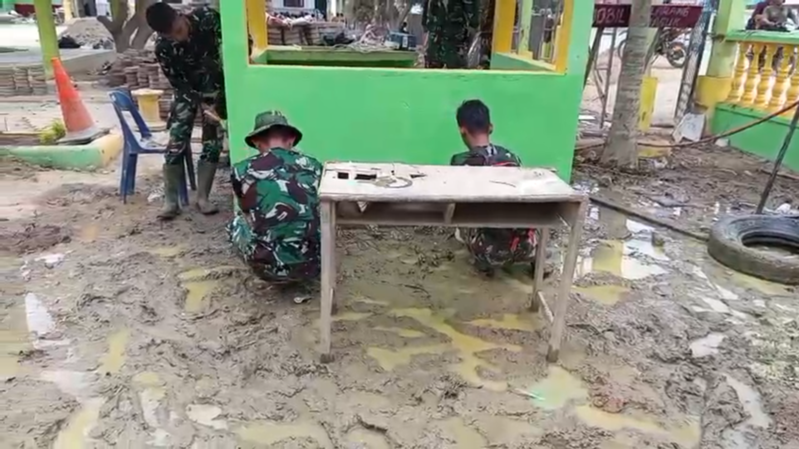 Personel TNI melakukan perbaikan sekolah di Aceh/ist
