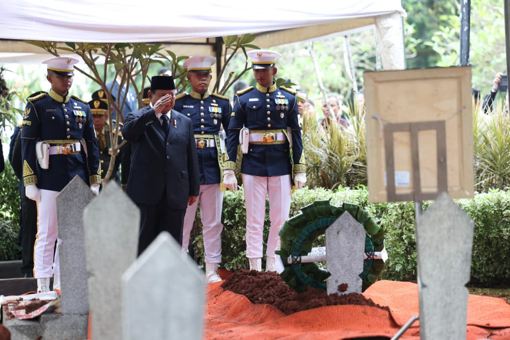  Presiden RI Prabowo Subianto memimpin prosesi pemakaman kenegaraan Almarhum Wakil Presiden Republik Indonesia ke-6, Jenderal TNI (Purn) Try Sutrisno, sebagai Inspektur Upacara di Taman Makam Pahlawan (TMP) Kalibata, Jakarta Selatan, Senin (2/3).