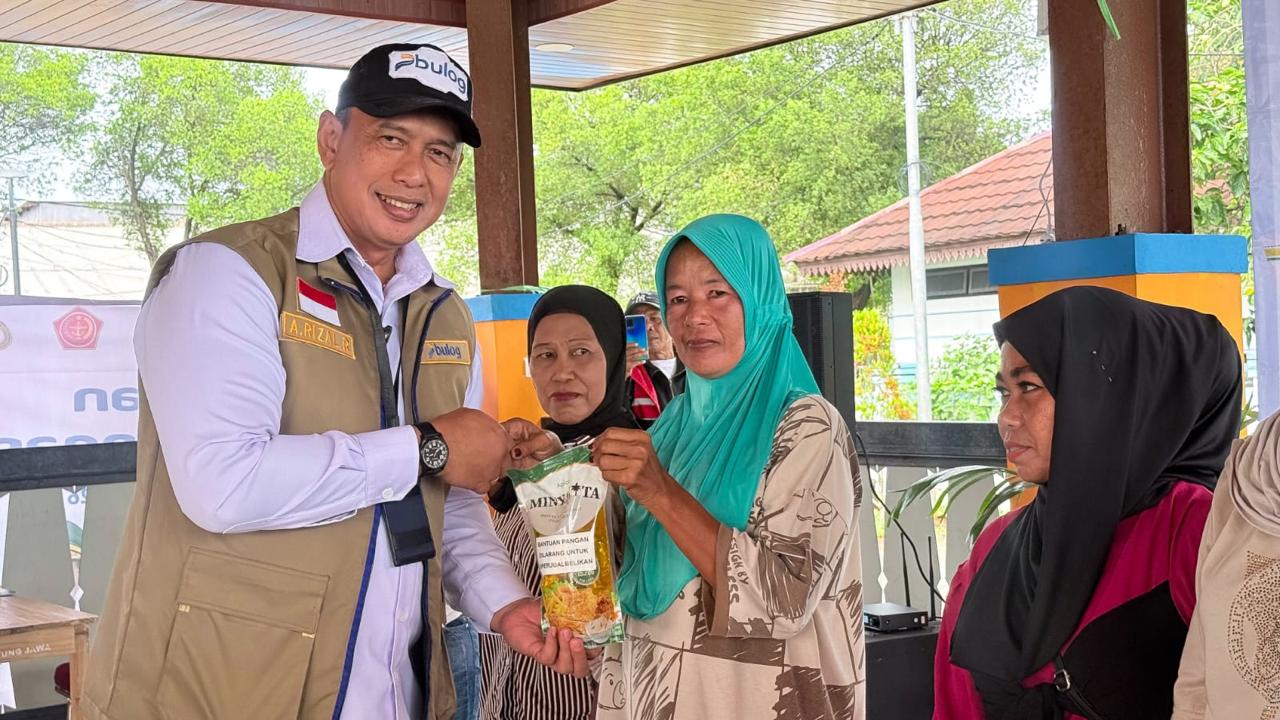 Bulog menyalurkan bantuan kepada 4.102 Penerima Bantuan Pangan (PBP) yang tersebar di sejumlah pulau di Kabupaten Administratif Kepulauan Seribu, DKI Jakarta, seperti Pulau Untung Jawa, Pulau Pramuka, Pulau Kelapa, dan Pulau Harapan.