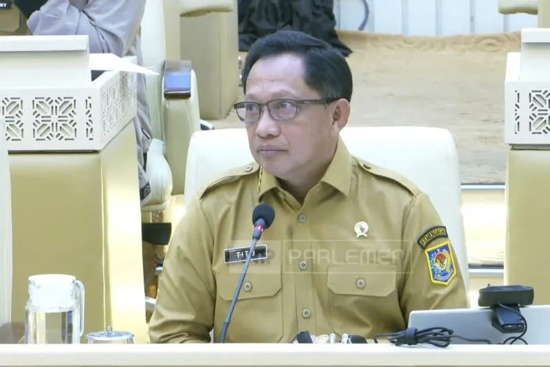 Menteri Dalam Negeri Tito Karnavian saat menghadiri rapat Komisi II DPR RI di kompleks parlemen, Jakarta, Senin (13/4/2026). (ANTARA/HO-DPR)