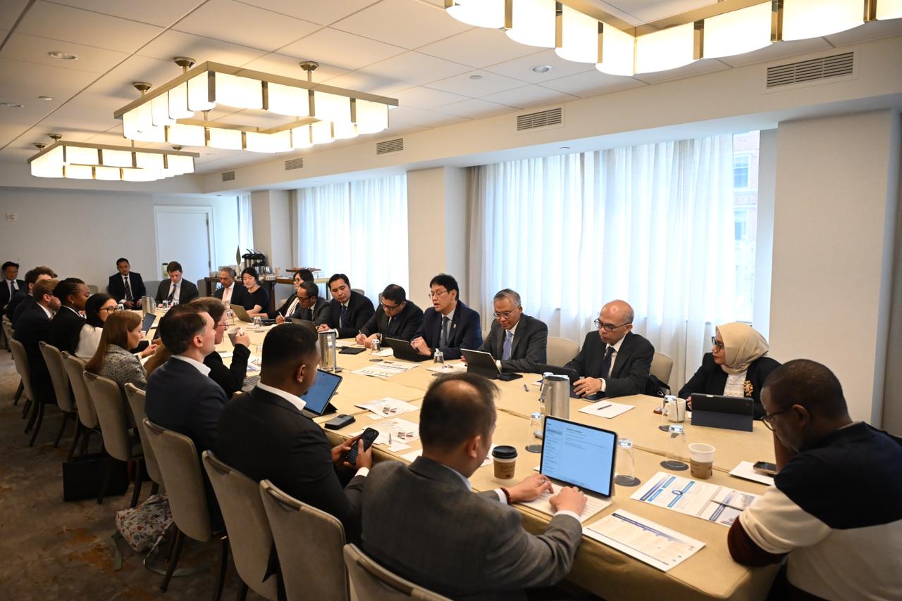 Menteri Keuangan Purbaya Yudhi Sadewa mengatakan bahwa lembaga internasional, seperti International Monetary Fund (IMF) dan Bank Dunia, serta investor global menilai positif arah kebijakan fiskal Indonesia di bawah pemerintahan Presiden Prabowo Subianto.