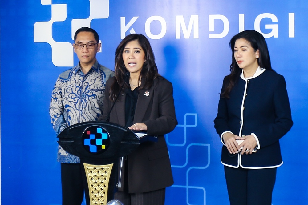 Menkomdigi Meutya Hafid didampingi Dirjen Pengawasan Ruang Digital Alexander Sabar (kiri) dan Dirjen Komunikasi Publik dan Media Fifi Aleyda Yahya dalam Konferensi Pers Pernyataan Menkomdigi terkait Update Kepatuhan PP TUNAS di Kantor Kemkomdigi, Jakarta (foto: Agus Siswanto/InfoPublik/KPM Kemkomdigi)