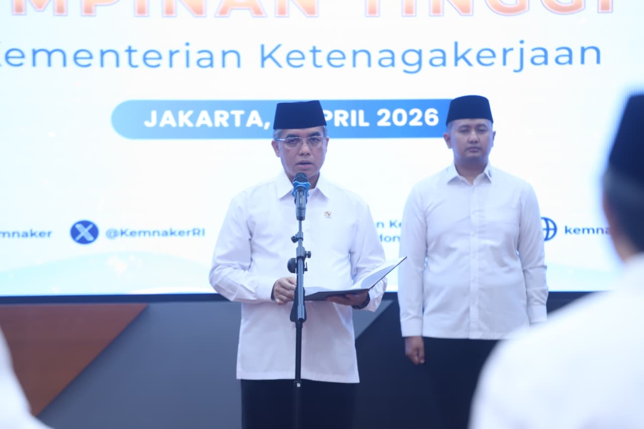 Lantik 12 Pejabat, Menaker Jabatan Bukan Sekadar Posisi, Layanan Publik Harus Jadi Prioritas -