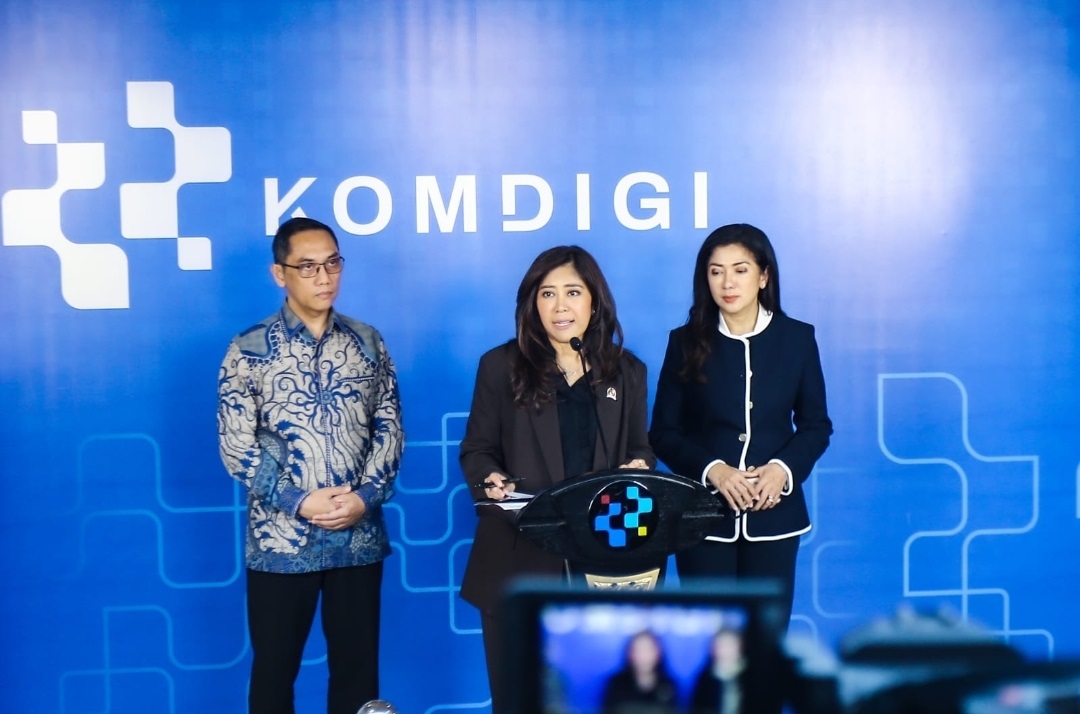 Menteri Komunikasi dan Digital Meutya Hafid didampingi Direktur Jenderal Komunikasi Publik dan Media Fifi Aleyda Yahya dan Direktur Jenderal Pengawasan Ruang Digital Alexander Sabar pada Selasa (14/4/2026)