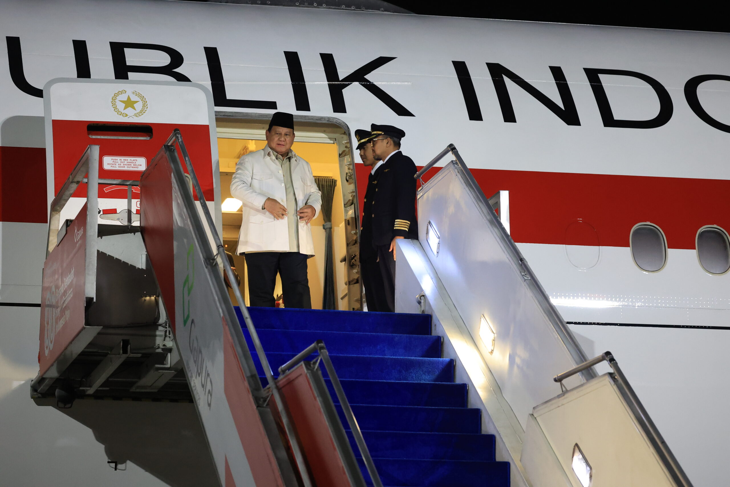 Prabowo beserta rombongan mendarat di Pangkalan TNI AU Halim Perdanakusuma pada Kamis (2/4), dini hari.