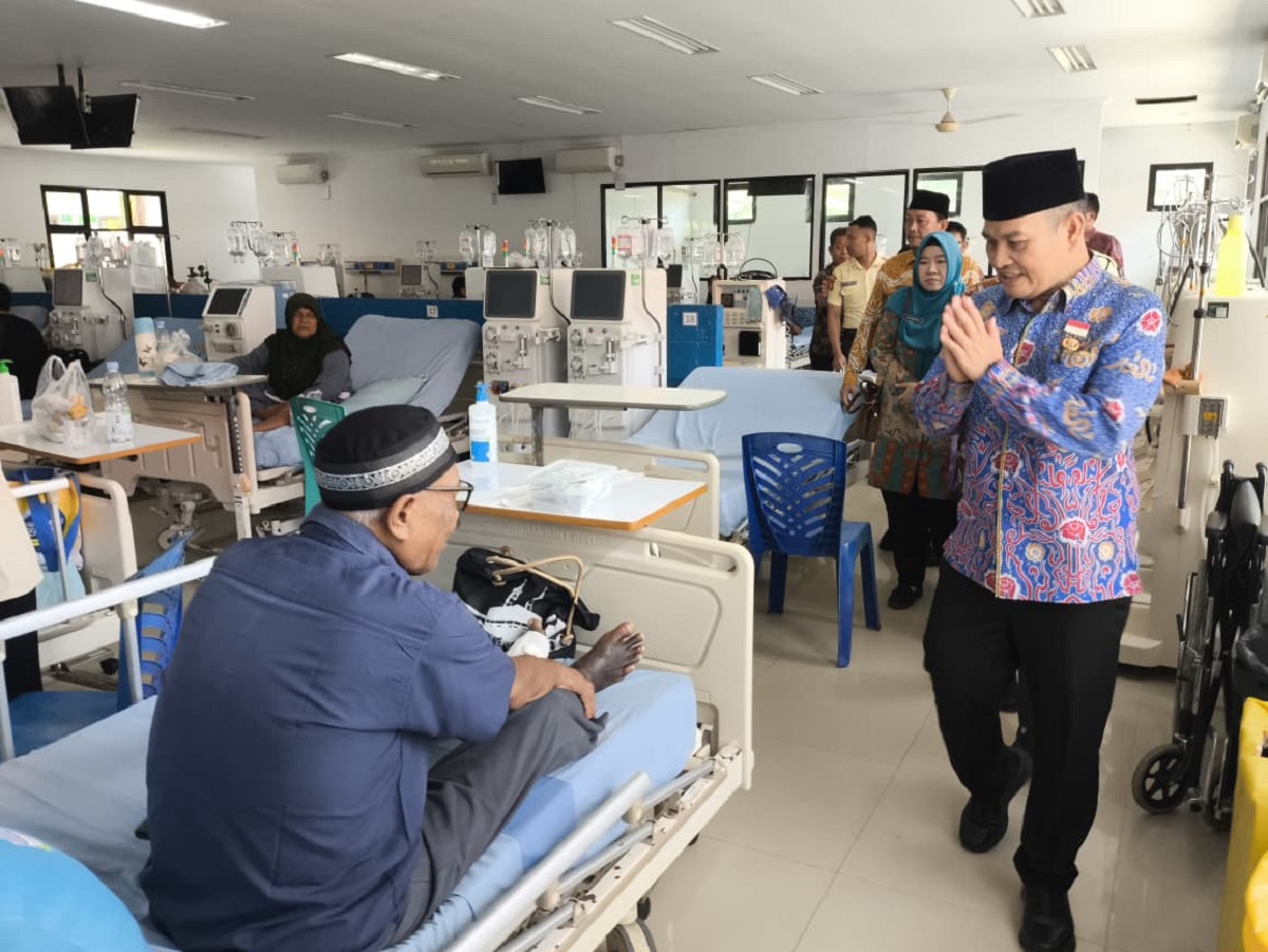 Sekretaris Daerah Provinsi Bengkulu Herwan Antoni (kiri) berbincang dengan salah satu keluarga pasien saat melakukan inspeksi mendadak di ruang hemodialisis RSUD dr. M. Yunus, Bengkulu, Kamis (16/4/2026).