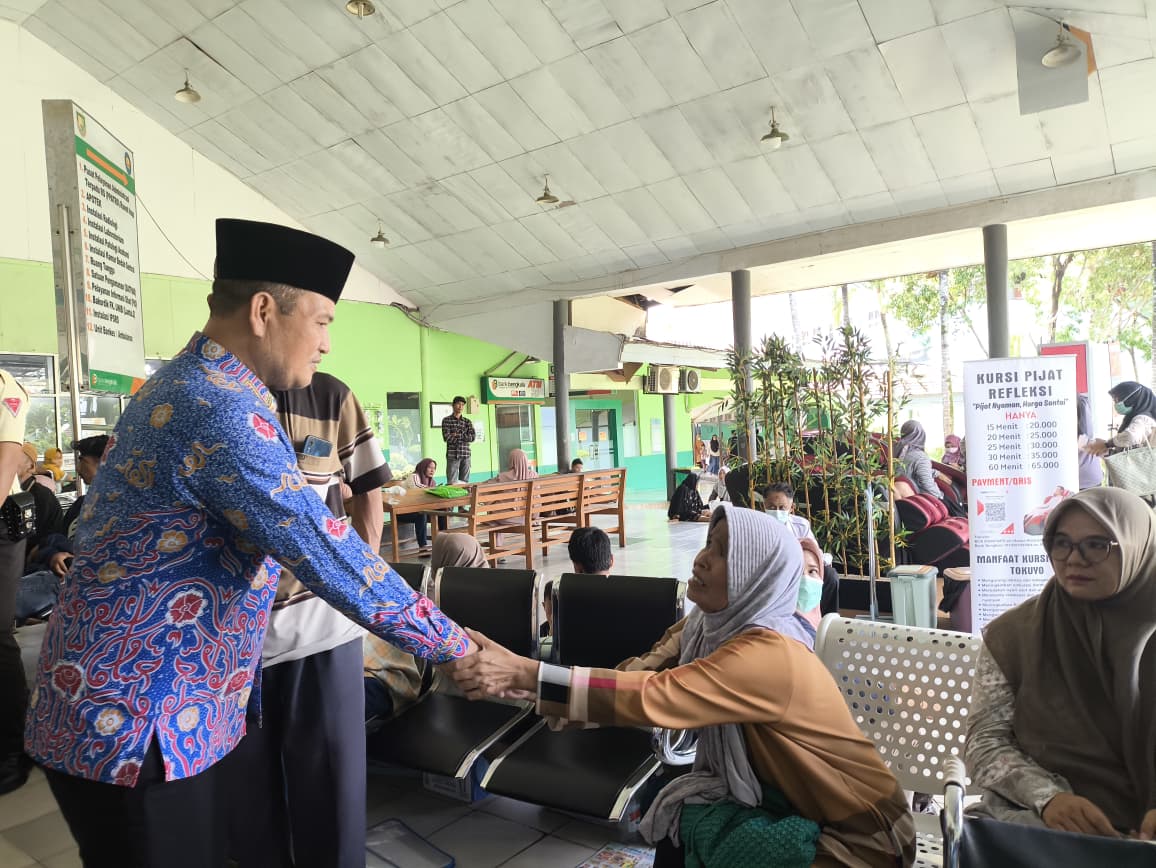 Sekretaris Daerah Provinsi Bengkulu Herwan Antoni (kiri) berbincang dengan salah satu keluarga pasien saat melakukan inspeksi mendadak di ruang hemodialisis RSUD dr. M. Yunus, Bengkulu, Kamis (16/4/2026).