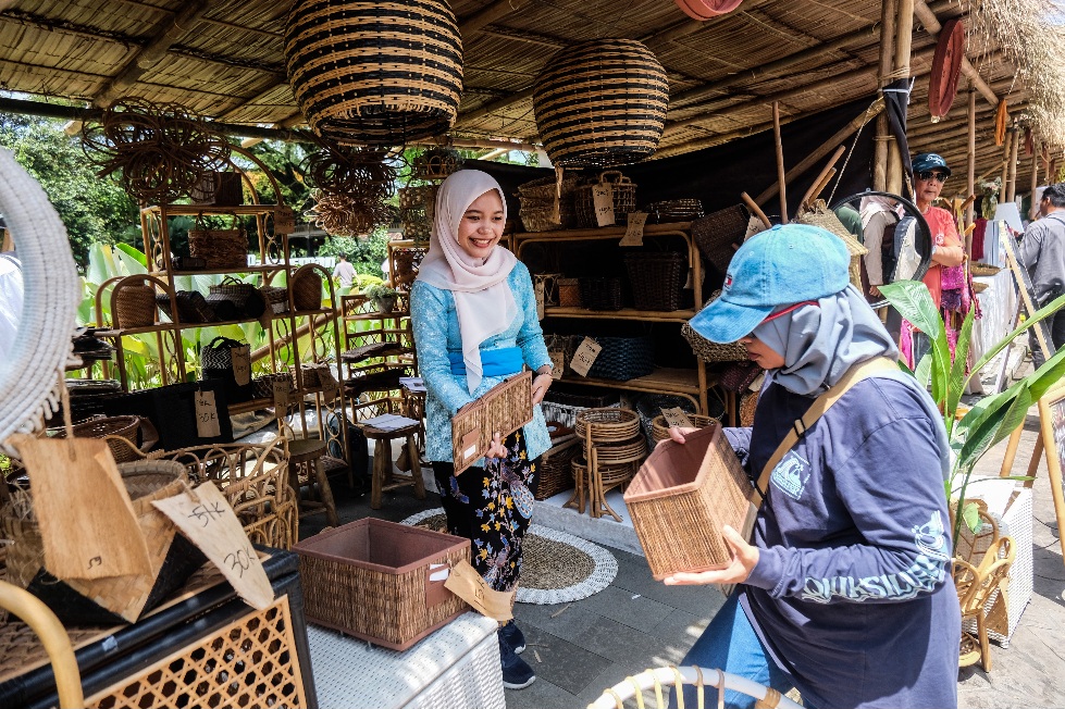 Pengunjung mengamati produk UMKM lokal di Pasar Pasaran di Taman Balekambang, Solo, Jawa Tengah, Sabtu (11/4/2026).