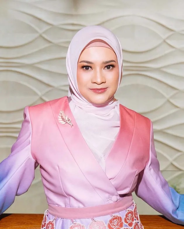 TAGIH TRANSPARANSI – Penyanyi dangdut senior sekaligus Ketua Anugrah Royalti Dangdut Indonesia (ARDI) Ikke Nurjanah memberikan keterangan terkait polemik royalti di kawasan Depok, Selasa (7/4/2026). Ikke secara tegas mempertanyakan transparansi LMKN terkait distribusi royalti sebesar Rp 25 juta yang dinilai tidak memiliki dasar perhitungan yang jelas.(Instagram/Ike Nurjanah)